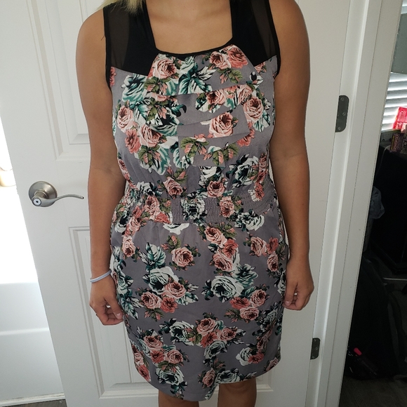 Gray floral Dress Size8 with netting sleeves - Picture 3 of 13